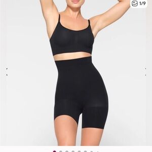Skims Everyday sculpt mid thigh shorts.NWOT